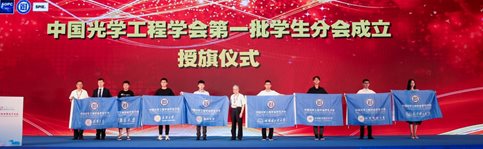 電視螢?zāi)划嬅?低可信度描述已自動(dòng)生成